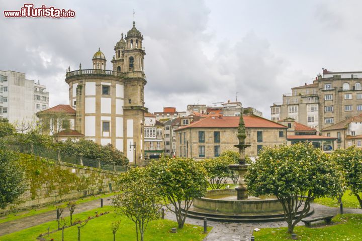 Immagine La chiesa della Vergine Pellegrina vista da Piazza Herreria a Pontevedra, Spagna. Questo edificio di culto in stile barocco si presenta con una particolare forma a conchiglia, simbolo dei pellegrini di Santiago. Venne costruita nel 1778-1782.