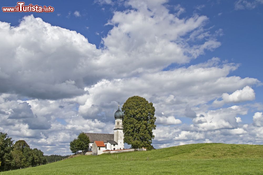 Immagine La chiesa della Visitazione a Oberbuch nel distretto di Bad Tolz, Germania. E' immersa nella splendida natura bavarese.