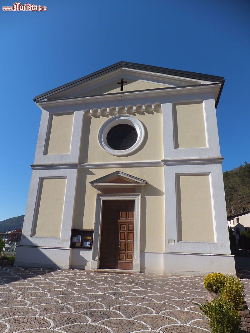 Immagine La Chiesa della Visitazione di Maria a Lases in Trentino Di Syrio - Opera propria, CC BY-SA 4.0, Collegamento