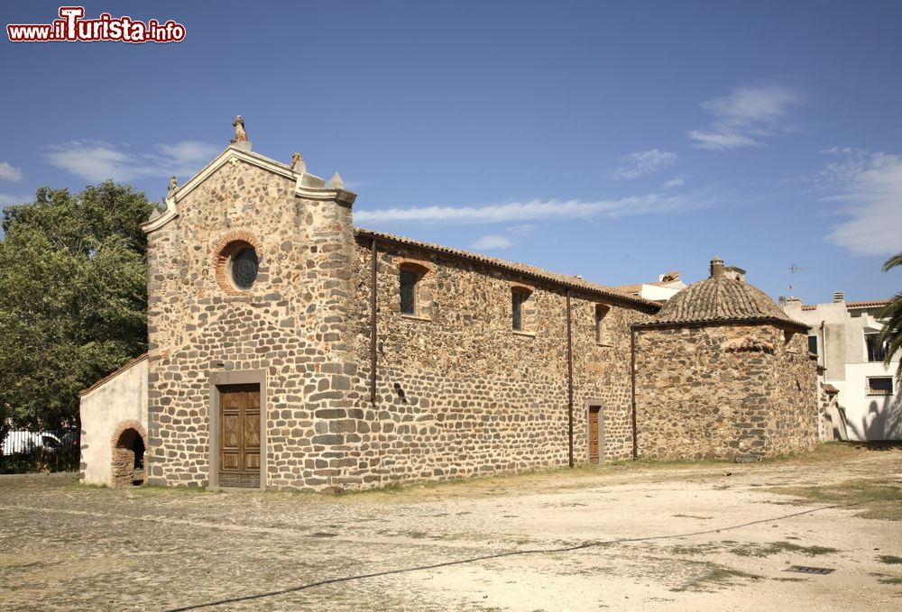 Immagine La chiesa dell'abbazia di Sant'Antonio a Orosei, Sardegna. Probabilmente di origini pisane, questa chiesa venne completamente ricostruita fra il 300 e il 400 con l'utilizzo di pietra vulcanica.