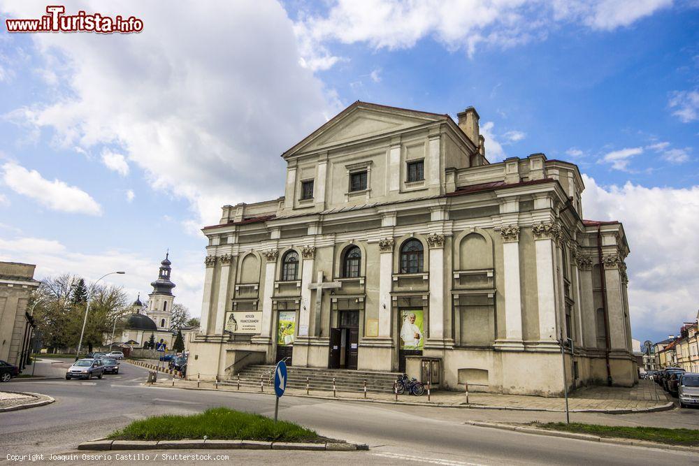 Immagine La chiesa dell'Annunciazione alla Vergine Maria nel centro storico di Zamosc, Polonia. Questo luogo di culto, restituito ai francescani solo nel 1939, ha avuto nel corso dei secoli una storia piuttosto tormentata - © Joaquin Ossorio Castillo / Shutterstock.com