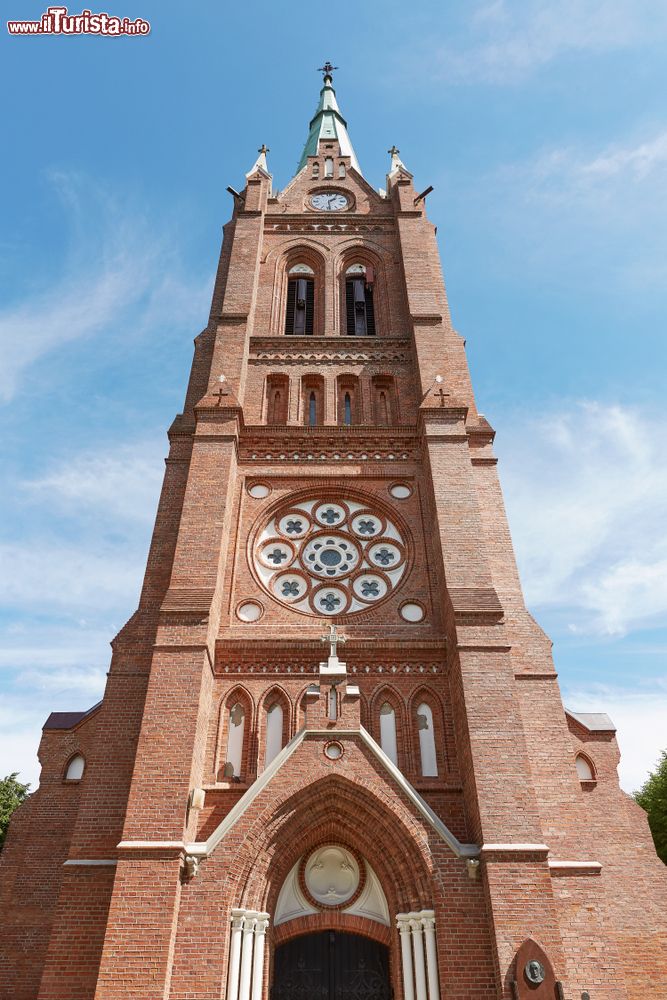 Immagine La chiesa dell'Ascensione della Vergine Maria a Palanga, Lituania: sulla sobria facciata in mattoni rossi spicca il rosone decorato.
