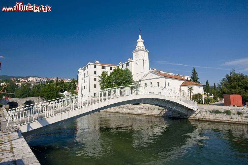 Immagine La chiesa dell'Assunzione della Vergine Maria e il ponte di Crikvenica, Croazia.