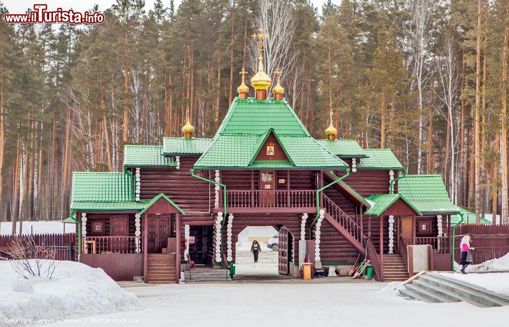 Immagine La chiesa dell'Icona della Madre di Dio a Ganina Yama a Ekaterinburg, Russia, fotografata in inverno con la neve - © Sergei Afanasev / Shutterstock.com