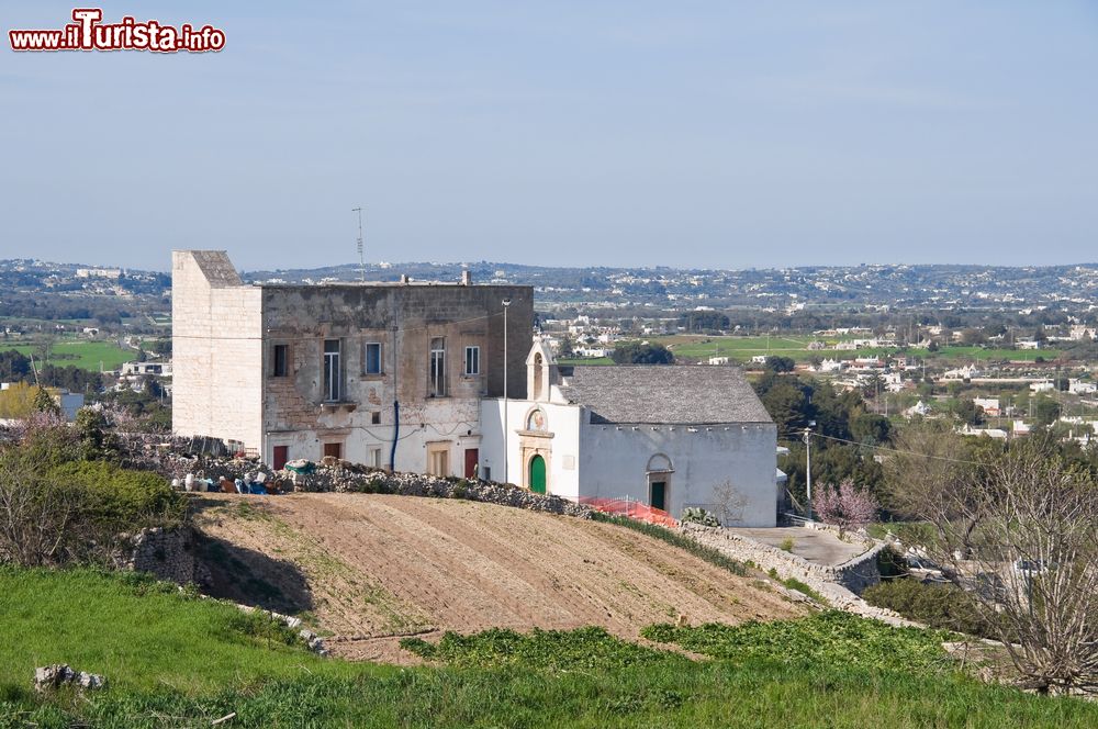 Immagine La chiesa dello Spirito Santo a Martina Franca, Puglia. Dedicata alla Trinità, questa chiesetta, un tempo cappella rupestre, è stata ricostruita nel 1598.