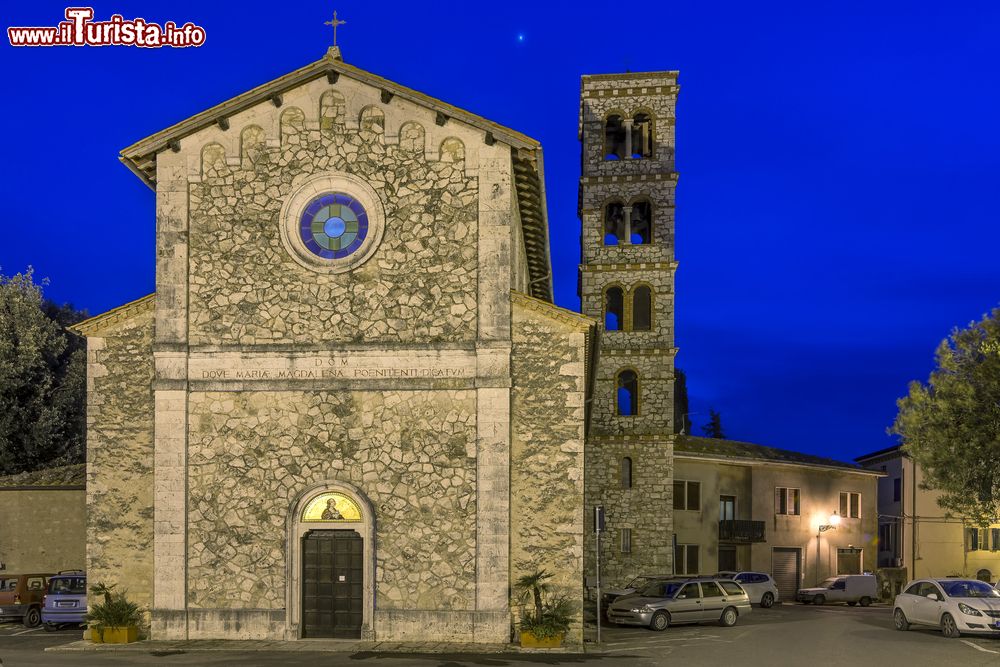 Immagine La Chiesa di  Santa Maria Maddalena in Saturnia fotografate di sera, provincia di Grosseto (Toscana)