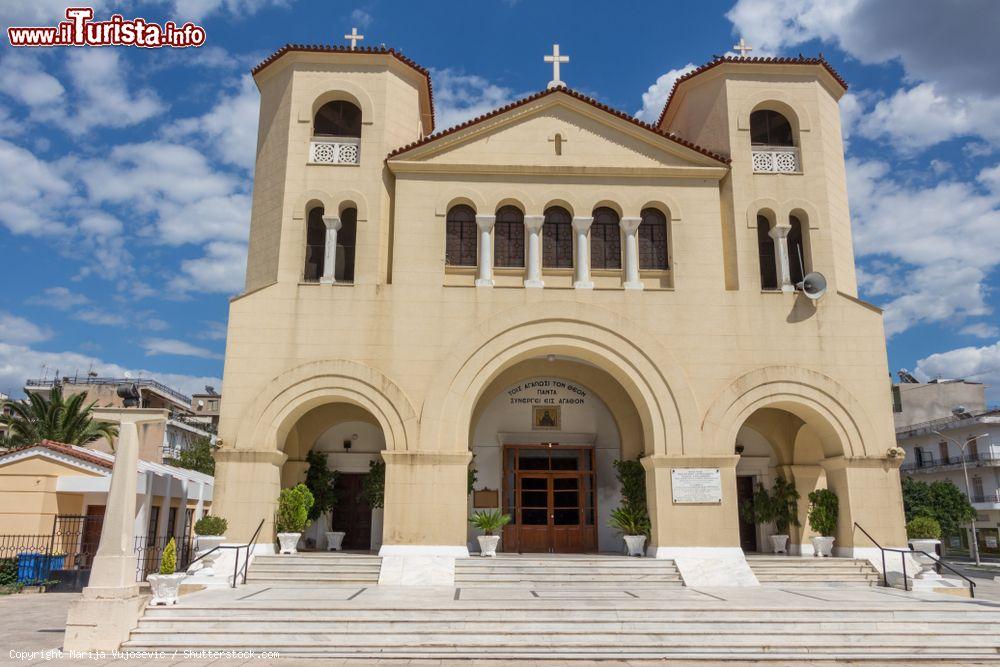 Immagine La chiesa di Agios Nikon nella città di Sparta, Grecia, con le due torri campanarie e il porticato d'ingresso - © Marija Vujosevic / Shutterstock.com