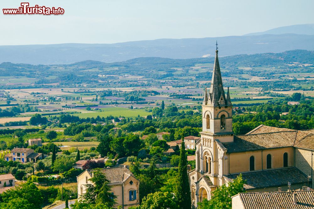 Immagine La chiesa di Bonnieux con i campi di lavanda sullo sfondo, Provenza, Francia.