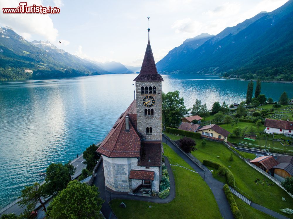 Immagine La chiesa di Brienz vista tramite un drone a Interlaken, Svizzera. Sullo sfondo l'omonimo lago alpino formato dal corso del fiume Aar appena prima che il fiume dia vita al lago di Thun.