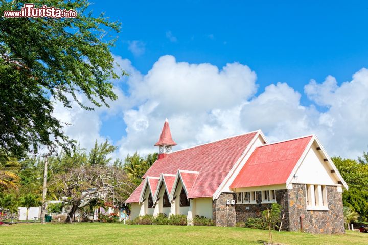 Immagine Chiesa di Cap Malheureux, Mauritius - Ha campanile a traliccio e tetto spiovente con tegole di un bel rosso vivo la graziosa chiesetta di Cap Malheureux: grazie alla sua particolare architettura, piuttosto insolita per una zona tropicale, l'edificio religioso è divenuto uno dei simboli per eccellenza di questo angolo di Mauritius oltre ad uno degli scorci panoramici più fotografati dai turisti © hessbeck / Shutterstock.com