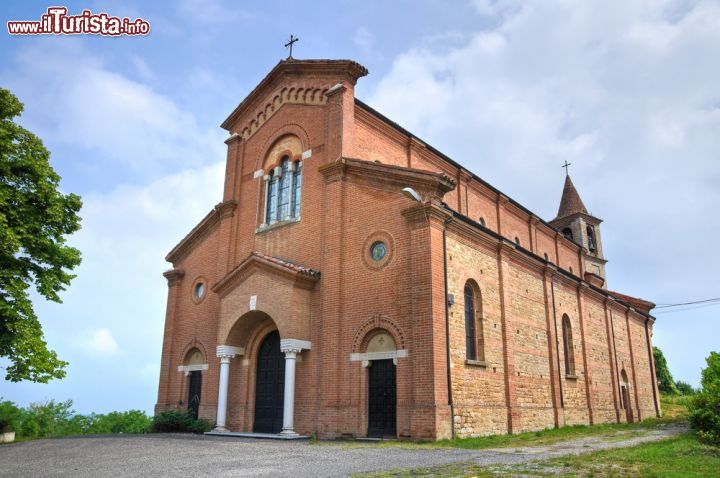 Immagine La chiesa della frazione di Castellana a Gropparello, in Emilia-Romagna - © Mi.Ti. / Shutterstock.com