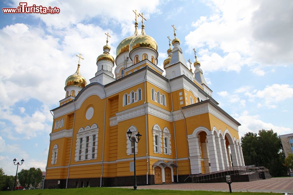 Immagine La chiesa di Cirillo e Metodio a Saransk, Repubblica Autonoma di Mordvini, Russia. Questa bella chiesa sorge nell'area residenziale a sud-ovest di Saransk in una zona dove fino al 1990 non vi erano edifici di culto. E' dedicata ai due santi considerati maestri degli Slavi.