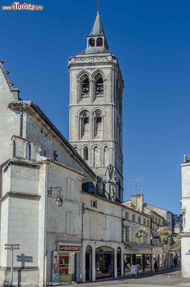 Immagine La chiesa di Cognac, Francia, con la torre campanaria - © Evgeny Shmulev / Shutterstock.com