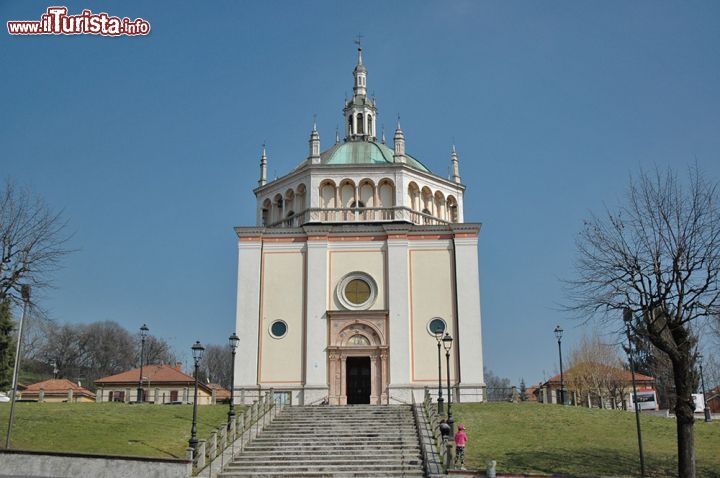 Immagine Facciata della chiesa di Crespi d'Adda, fedele riproduzione di un gioiello rinascimentale - la chiesa di Crespi d'Adda fu costruita tra il 1891 e il 1893 ed è una fedele riproduzione della Chiesa di Santa Maria in Piazza di Busto Arsizio, gioiello rinascimentale di scuola bramantesca. Il processo di riproduzione è stato effettuato con tale minuzia di particolari, che le sole piccole differenze sono riscontrabili nei materiali impiegati per una scala, per il pavimento e per la porta principale. 