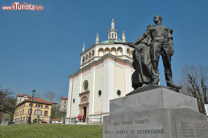 Immagine La chiesa di Crespi d'Adda, un omaggio alle origini - il successo del villaggio operaio di Crespi d'Adda, come modello di città ideale, si deve non solo all'efficienza dello stabilimento e della formazione degli operai, ma anche alla completezza delle strutture a disposizione dei suoi abitanti, tra cui spicca la bellissima chiesa del villaggio, costruita in pressoché esatta copia della chiesa di Santa Maria in Piazza di Busto Arsizio, come omaggio alle origini della famiglia Crespi.