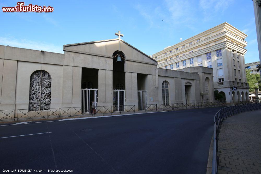 Immagine La chiesa di Don Bosco nel distretto di Antigone a Montpellier, Francia, con una bella finestra lavorata e la croce sul tetto dell'edficio - © BOULENGER Xavier / Shutterstock.com