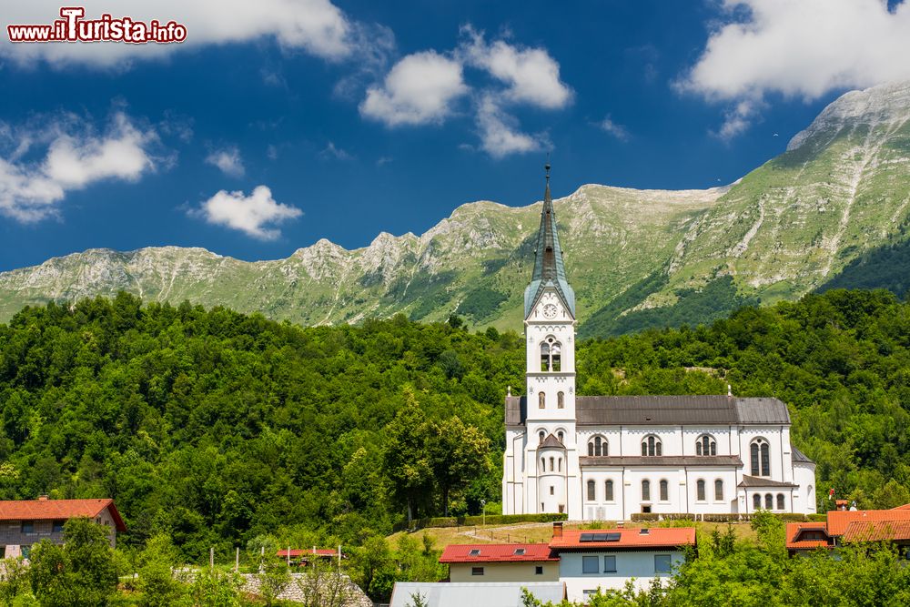 Immagine La chiesa di Dreznica sulle Alpi Giulie, comune di Caporetto, Slovenia.