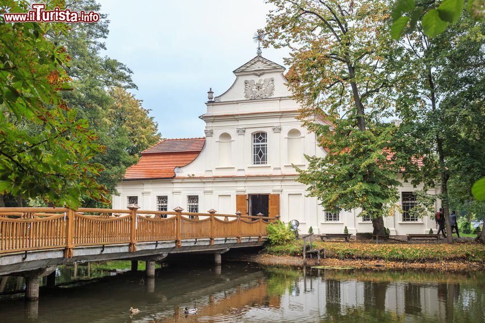 Immagine La chiesa di Giovanni Nepomuceno sull'Isola a Zwierzyniec vicino a  Zamosc, Polonia. Si presenta con una facciata in stile barocco di metà XVIII° secolo.