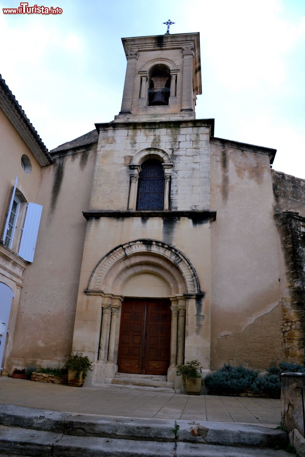 Immagine La chiesa di Lourmarin (Francia) ha origini molto antiche e fonde al suo interno elementi tipicamente gotici e romani.