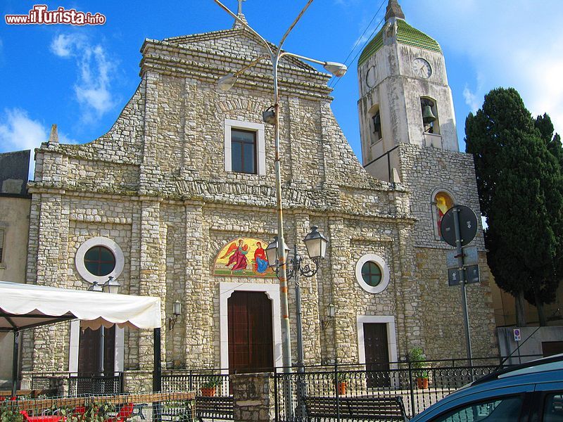 Immagine La Chiesa di Maria S.S. Annunziata e San Nicolò a Contessa Entellina in Sicilia - © Thomas Julin, CC BY 3.0, Wikipedia
