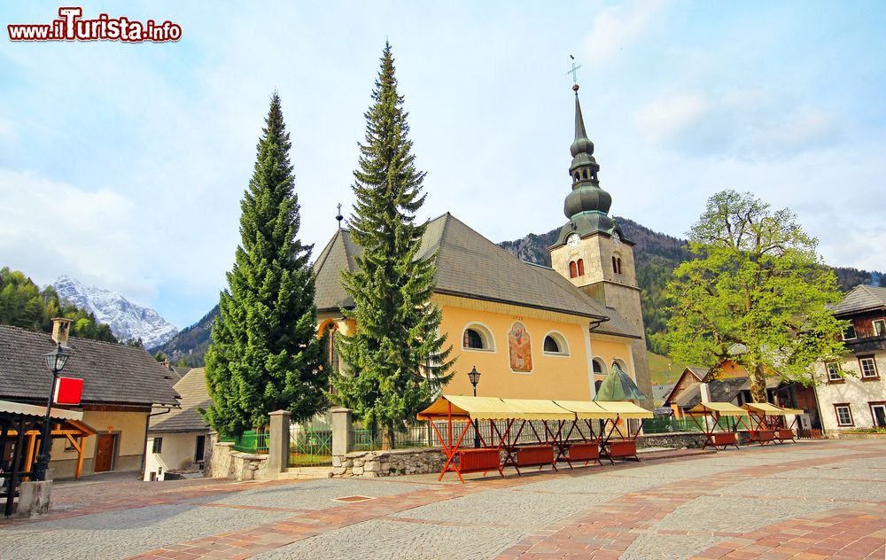 Immagine La chiesa di Maria Vergine Assunta a Kranjska Gora, Slovenia. L'edificio attuale in stile tardo gotico si deve al maestro Jernej Firtaler di Villach che lo costruì nel 1510. La volta della navata è caratterizzata da un intreccio di travi.