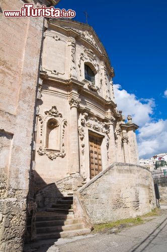 Immagine Scorcio della ex chiesa di Sant'Agostino a Massafra, Puglia - E' un complesso di ampie dimensioni con oltre 50 ambienti distribuiti fra il convento e la chiesa a pianta centrale con  facciata esterna in puro stile barocco pugliese. Costruito subito dopo la metà del '500, l'edificio è stato ampliato e ha ospitato varie comunità di religiosi: più recentemente si sono conclusi gli interventi di restauro che hanno reso la struttura una perfetta location per eventi di carattere culturale © Mi.Ti. / Shutterstock.com