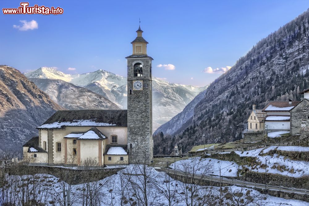 Immagine La chiesa di Mozzio a Crodo: siamo nel Verbano-Cusio-Ossola, sulle Alpi del nord Piemonte