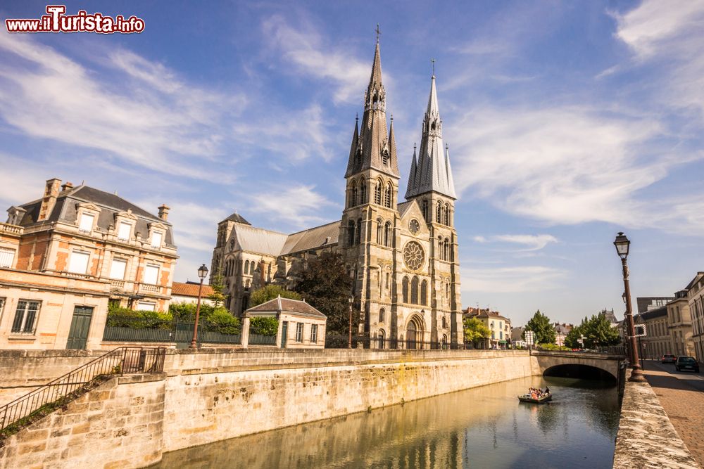 Immagine La chiesa di Notre-Dame-en-Vaux a Chalons-en-Champagne, Francia. Patrimonio dell'Umanità dal 1998, fa parte del Cammino di Santiago.