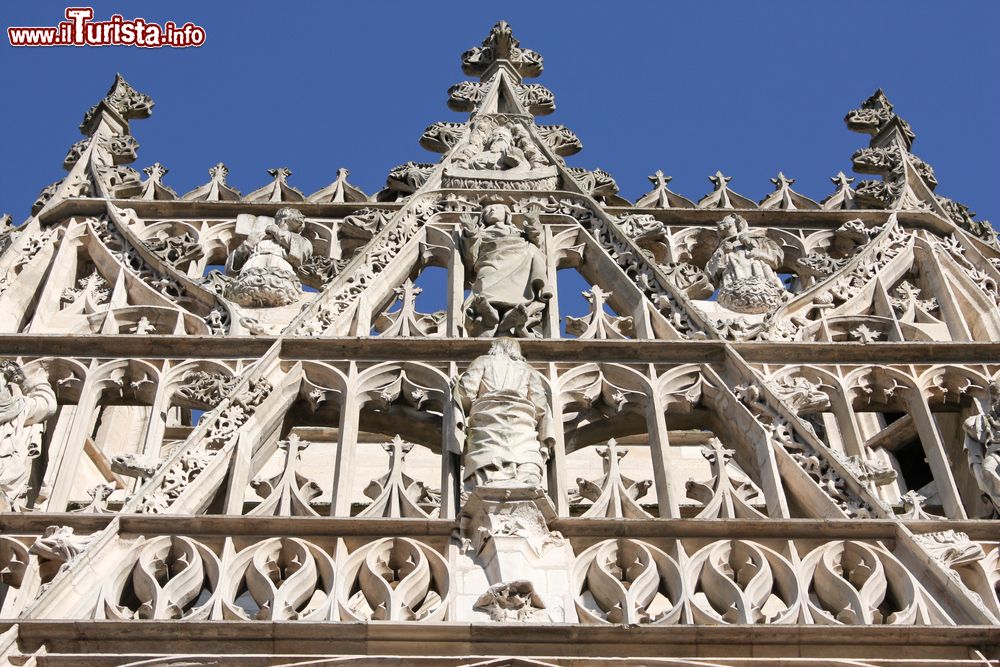 Immagine La chiesa di Notre-Dame di Alencon (Francia), particolare della facciata gotica della città della Normandia
