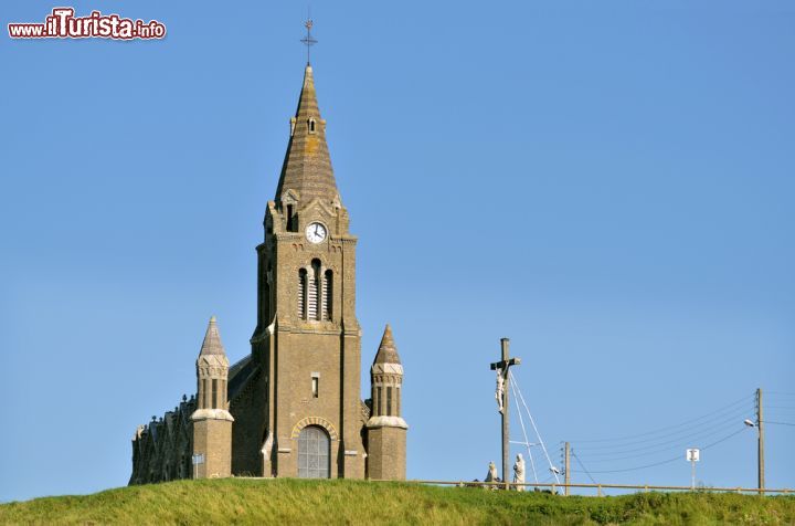 Immagine La chiesa di Notre Dame de Bonsecours a Dieppe, Francia. Si trova lungo il sentiero che parte dalla cittadina di Dieppe e arriva sino al Memoriale Canadese. E' piena di ex voto - © 90436168 / Shutterstock.com