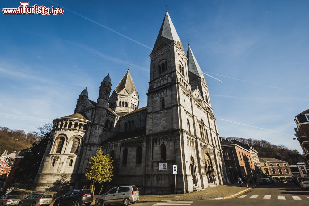 Immagine La chiesa di Notre Dame e Saint Remacle a Spa, Belgio. Costruito nel 1885 su precedenti luoghi di culto, questo edificio religioso si presenta in stile romanico-renano.