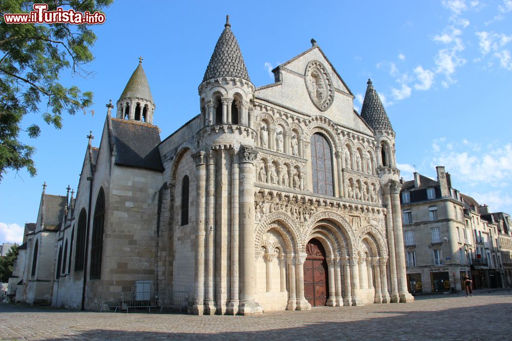 Immagine La chiesa di Notre Dame la Grande a Poitiers, Francia. La sua facciata è considerata uno dei capolavori della scultura romanica. Dal 1840 è monumento storico nazionale.