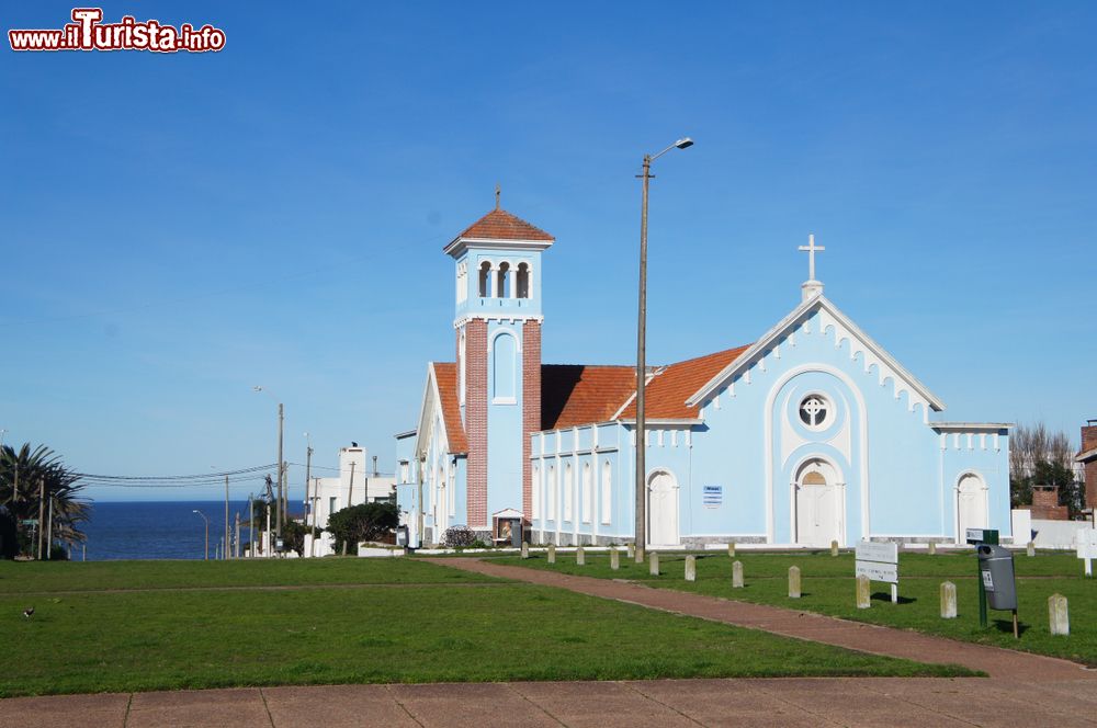 Immagine La chiesa di Nuestra Senora de la Candelaria a Punta del Este, Uruguay. La bella facciata color azzurro pastello si confonde con il cielo.