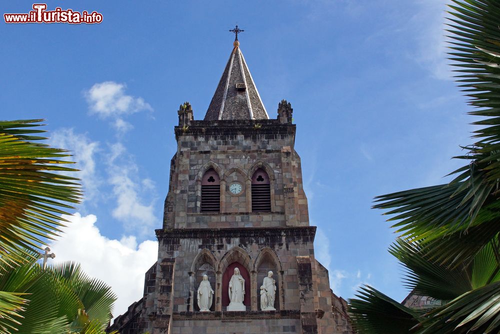 Immagine La chiesa di Our Lady of Fair Haven a Roseau, isola di Dominica, Caraibi. Questo edificio religioso un tempo era una piccola capanna di legno con il tetto in paglia: fu Padre Guillaume Martel a istituirvi una chiesa permanente poi distrutta da un uragano nel 1816. Circa 20 anni dopo venne avviata la costruzione della chiesa attuale in stile neogotico, caratterizzata in seguito da importanti aggiunte fra cui quella del campanile e del pulpito in pietra.