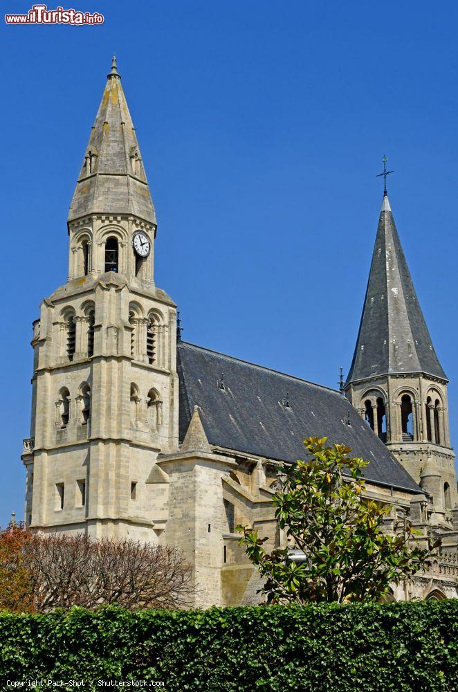 Immagine La chiesa di Poissy, Francia, in primavera: edificata fra il XII° e il XVI° secolo, la collegiata di Notre Dame è stata restaurata a partire dal 1844 dall'architetto Eugène Viollet-le-Duc - © Pack-Shot / Shutterstock.com