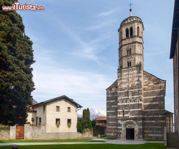 Immagine La Chiesa di S. Maria del Tiglio, Lago di Como, posta tra Dongo e Gravedona (Lombardia) - © Mor65_Mauro Piccardi / Shutterstock.com