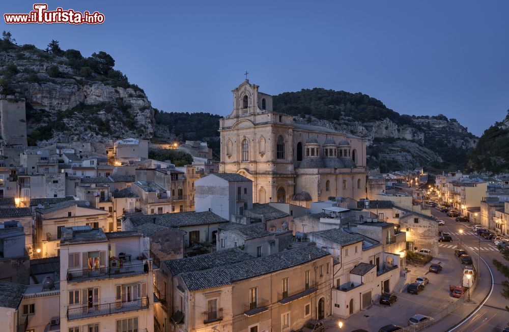 Immagine La chiesa di S. Maria La Nova, del 19° secolo, fotografata al tramonto a Scicli, Sicilia