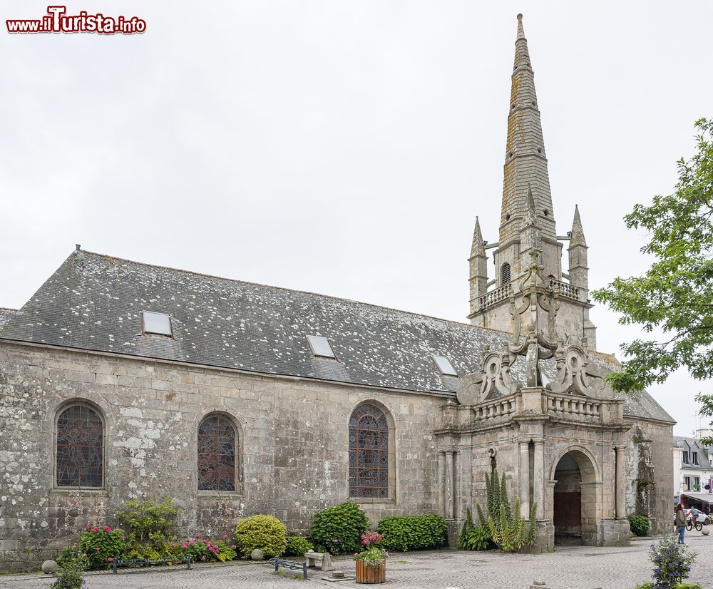 Immagine La chiesa di Saint-Cornély a Carnac, Bretagna, Francia. Questo imponente edificio di culto risale al XVII° secolo: sulla porta d'ingresso due buoi intagliati ricordano che Saint Cornély protegge gli animali con le corna.