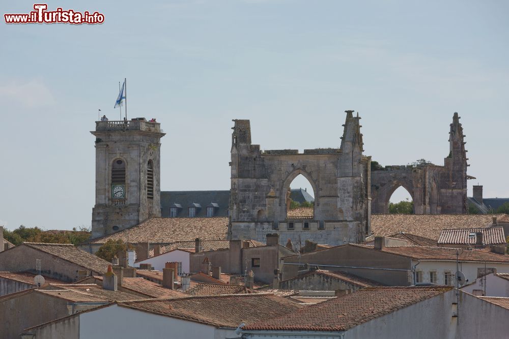 Immagine La chiesa di Saint-Martin nel borgo francese di Saint-Martin-de-Re (Francia).