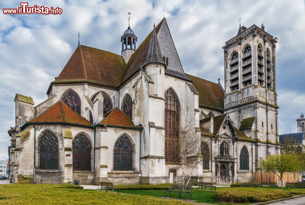 Immagine La chiesa di Saint-Nizier nella città di Troyes, Francia: la sua costruzione risale al XVI° secolo. Di particolare pregio è il coro con le finestre ogivali e le vetrate.