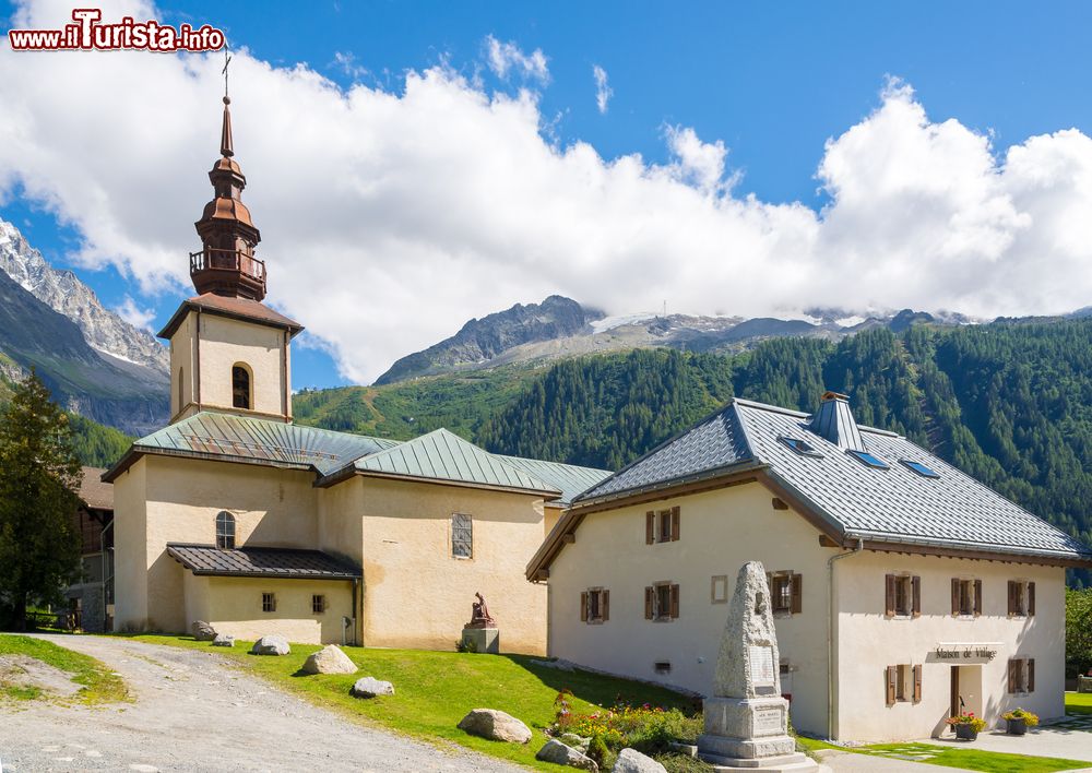 Immagine La chiesa di Saint-Pierre a Argentiere, Francia, in una giornata di sole.