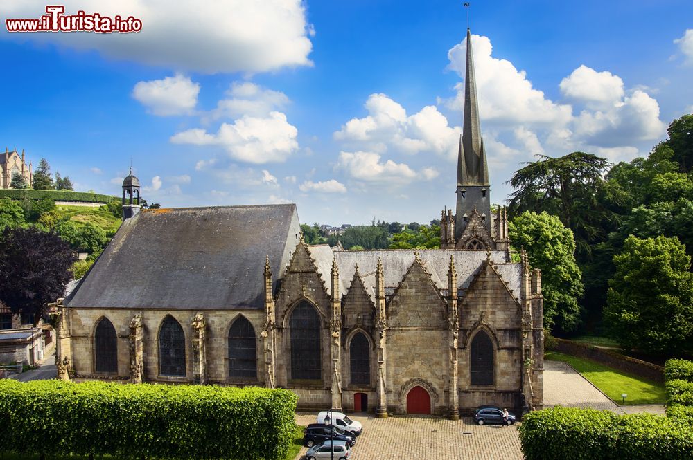 Immagine La chiesa di Saint-Sulpice a Fougères, Bretagna, Francia. Situata ai piedi del castello cittadino, questa chiesa è uno dei monumenti storici di Fougères. Fu cotruita fra il XV° e il XVII° secolo in stile gotico fiammeggiante.