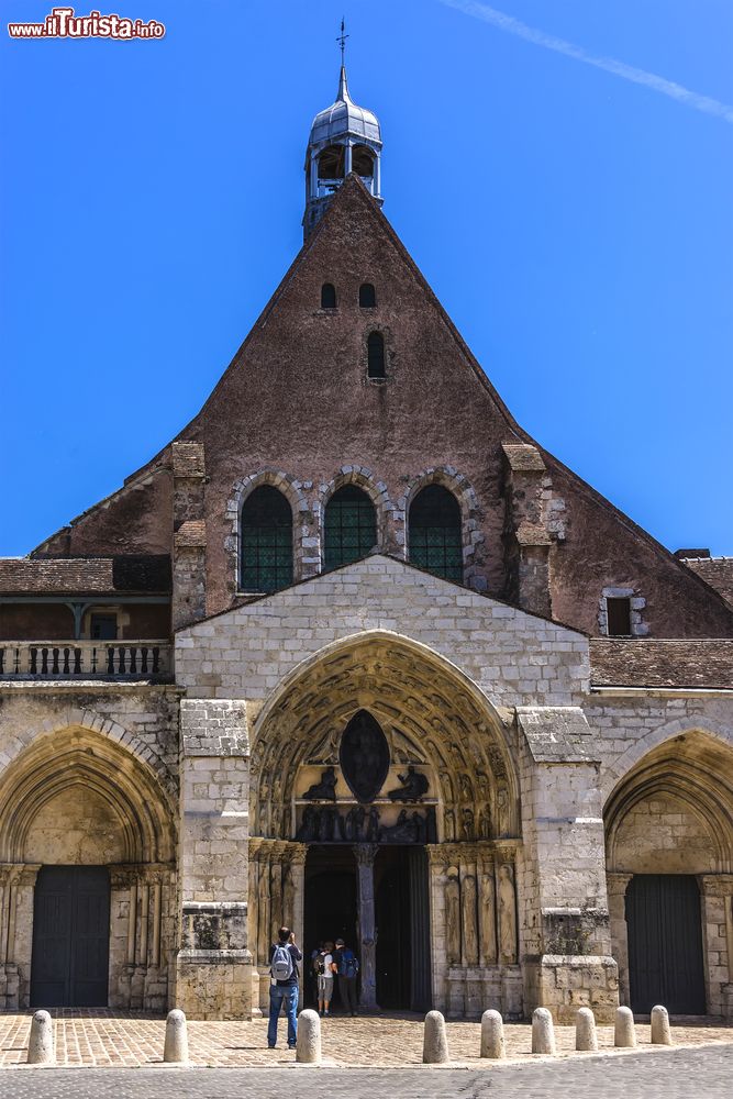 Immagine La chiesa di Saint Ayoul del 1048 a Provins, Francia. In corrispondenza dell'attuale edificio vennero trovati nel 996 i resti del santo a cui è stato dedicato l'edificio di culto. Architettonicamente si presenta con un miscuglio di stili differenti.