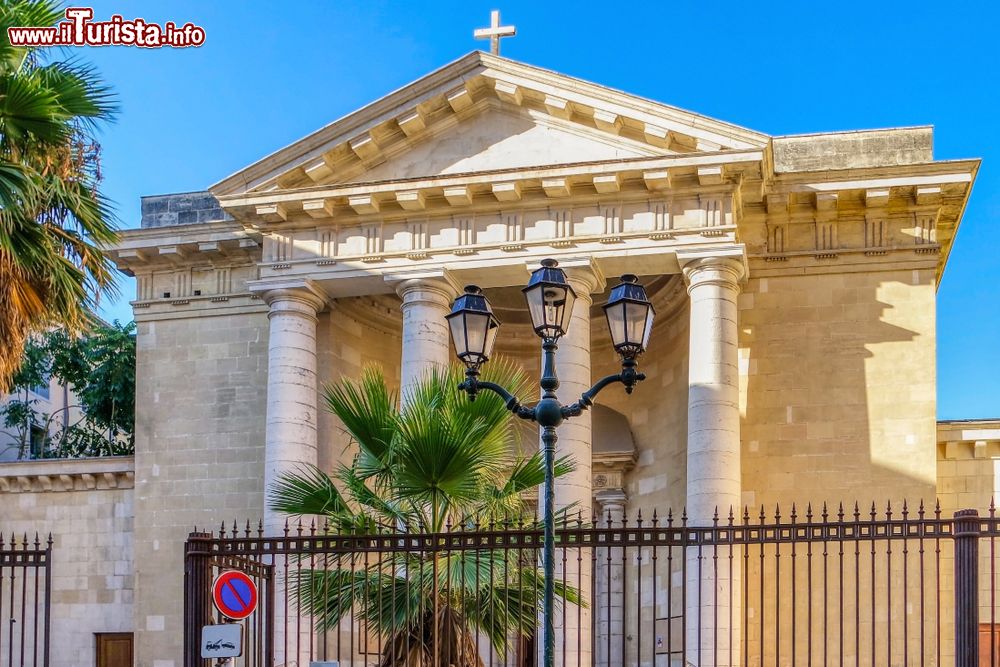 Immagine La chiesa di Saint Louis a Tolone, Francia. L'edificio religioso si presenta con una bella facciata in stile neoclassico e un colonnato dorico.