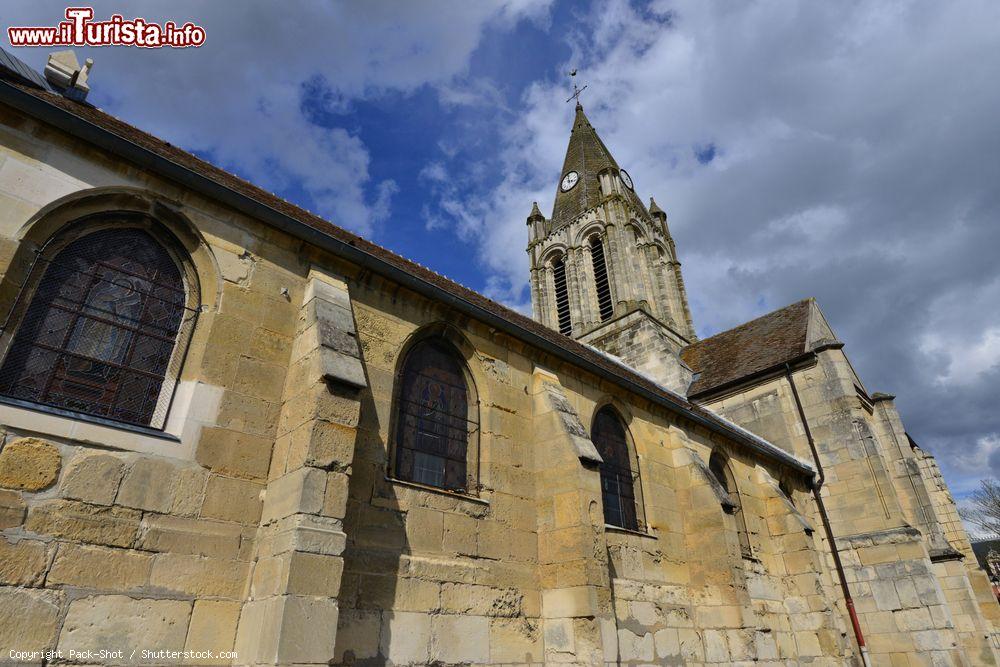 Immagine La chiesa di Saint Maclou a Conflans-Sainte-Honorine, Francia. Costruita attorno al '900 in stile romanico, venne poi ristrutturata nel 1400 con elementi di architettura gotica - © Pack-Shot / Shutterstock.com