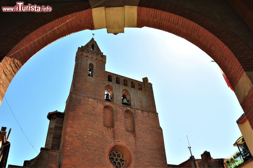 Immagine La chiesa di Saint Paul di Auterive (Francia) vista attraverso un arco.