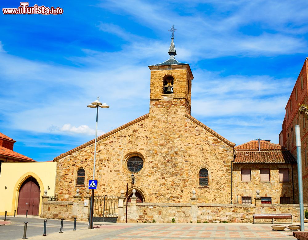 Immagine La chiesa di San Bartolomeo a Astorga, provincia di Leon, Spagna.  Siamo nella comunità autonoma di Castiglia e Leon dove questa cittadina medievale sorge in un'aspra zona montagnosa chiamata La Maragateria. 