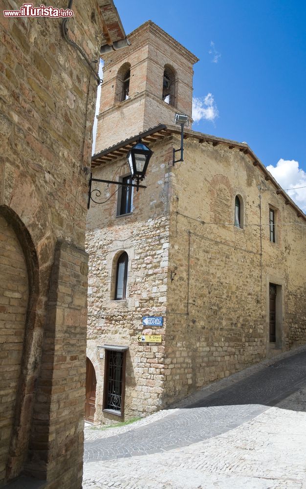 Immagine La chiesa di San Bartolomeo a Montefalco, provincia di Perugia, Umbria. E' una delle parrocchie più antiche della città; importanti lavori venenro fatti nel 1489 e un centinaio di anni più tardi divenne collegiata. Di pregevole fattura è il portale con ornamenti decorativi a vite e grappoli d'uva.