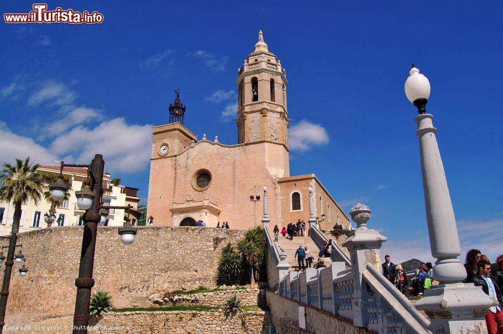 Immagine La chiesa di San Bartolomeo a Sitges, Catalogna, Spagna. Questo edificio religioso in stile barocco esisteva già nel XIV° secolo. La sua posizione privilegiata fra la spiaggia de la Fragata e quella di San Sebastian la rende uno dei luoghi più frequentati non solo dai fedeli ma anche dai turisti - © Giorgiolo / Shutterstock.com