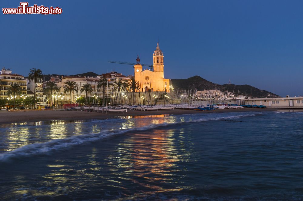 Immagine La chiesa di San Bartolomeo e Santa Tecla a Sitges di notte, Spagna. Siamo a sud di Barcellona nella provincia della Catalogna.